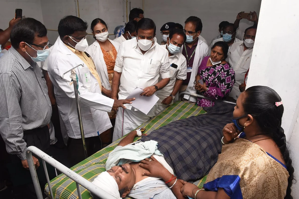 சிகிச்சை பெற்றுவருபவர்களுக்கு ஆறுதல் கூறிய அமைச்சர் கே.என்.நேரு