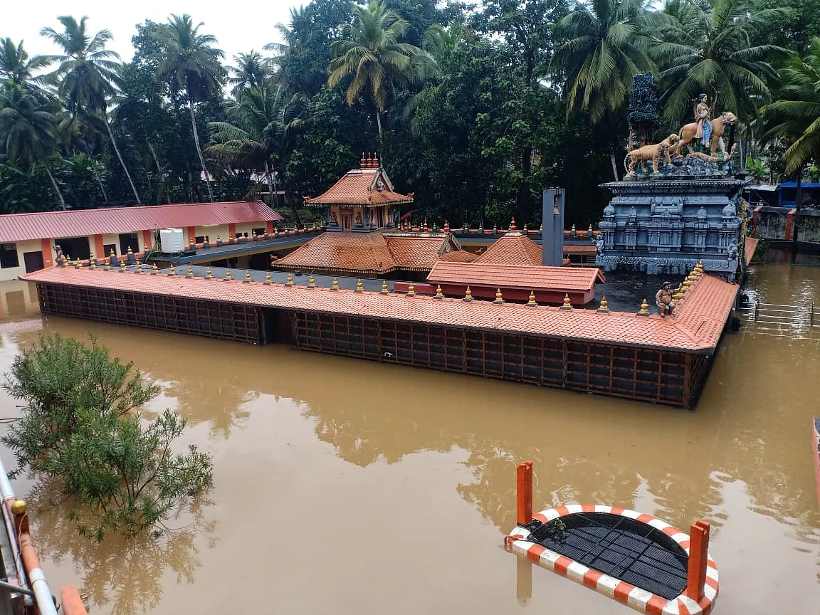 வெள்ளத்தில் மூழ்கிய கோவில்
