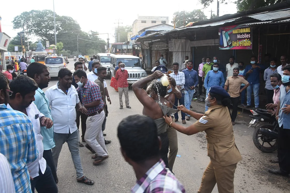 ஆக்கிரமிப்பு விவகாரம்: `அதிரடி காட்டிய மாநகராட்சி ஆணையர்; போர்க்கொடி தூக்கிய திமுக நிர்வாகி!' | DMK cadre opposing corporation commissioner in encroachment clearance issue in tanjore 2 போராட்டம்