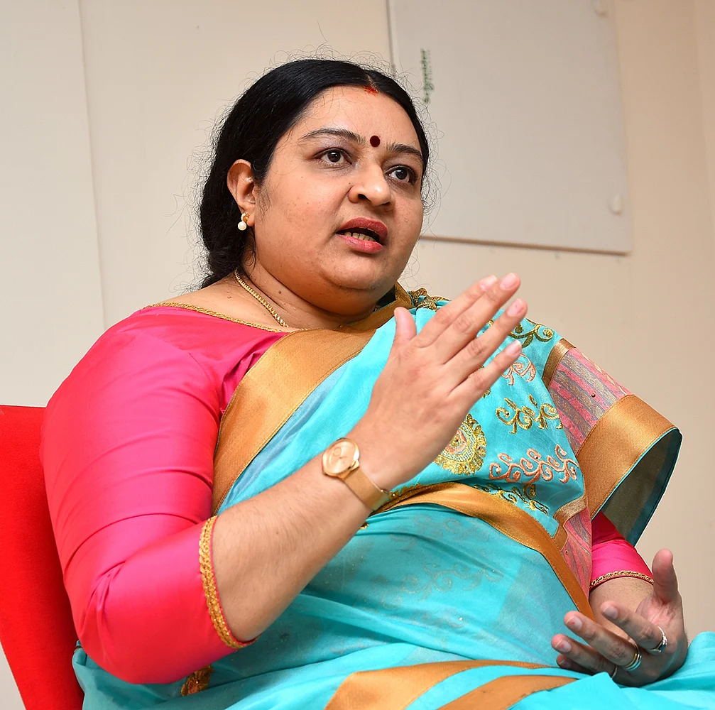 கொடநாடு எஸ்டேட், சிறுதாவூர் பங்களாவை அரசுடைமை ஆக்க முடியுமா? - கிடுக்கிப்பிடி போடும் ஜெ.தீபா...