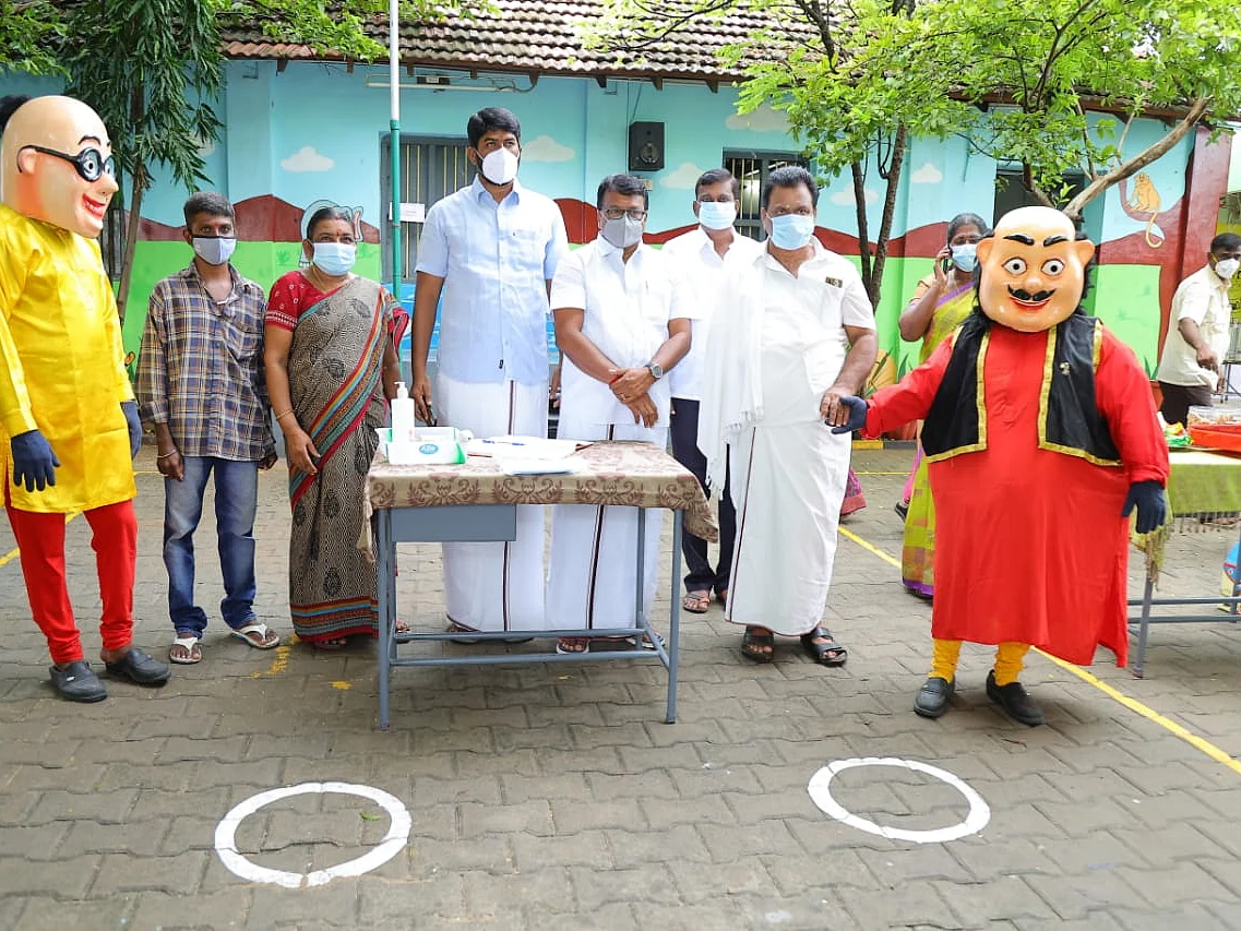 ̀தடுப்பூசி போட்டுக்கோங்க; பிள்ளைகள் உயர்கல்வி கட்டணத்தை நாங்க ஏத்துக்குறோம்!' - அசத்தும் அரசுப்பள்ளி