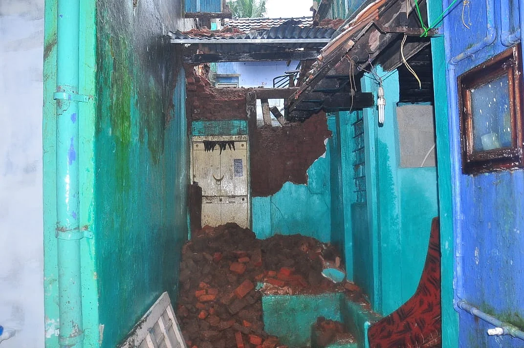 இடிந்து விழுந்த வீடு