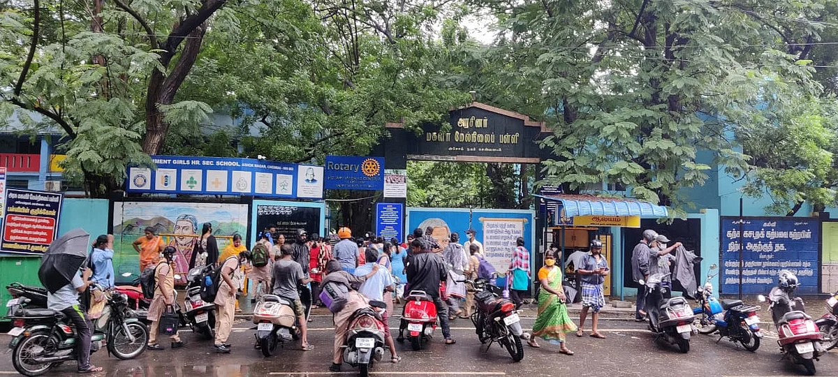 முதல் நாள் பள்ளிக்கு வரும் மாணவர்கள்