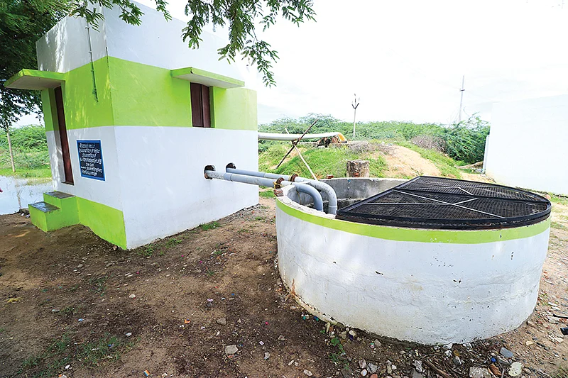 சேகரித்த மழைநீரை கிணற்றுக்குள் கொண்டு வருதல்