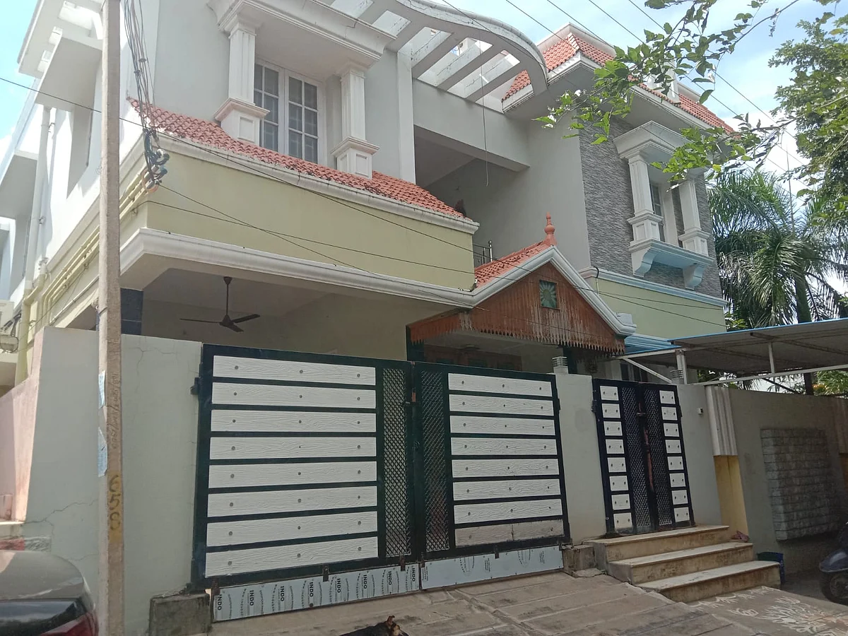 திருச்சி: அரசு அதிகாரி வீட்டில் திடீர் ரெய்டு; ஆவணங்களை அள்ளிச் சென்ற லஞ்ச ஒழிப்புத்துறை போலீசார்! | anti-corruption police raid in Trichy government revenue sub-collector house 2 திருச்சி மலைக்கோட்டை வீடு