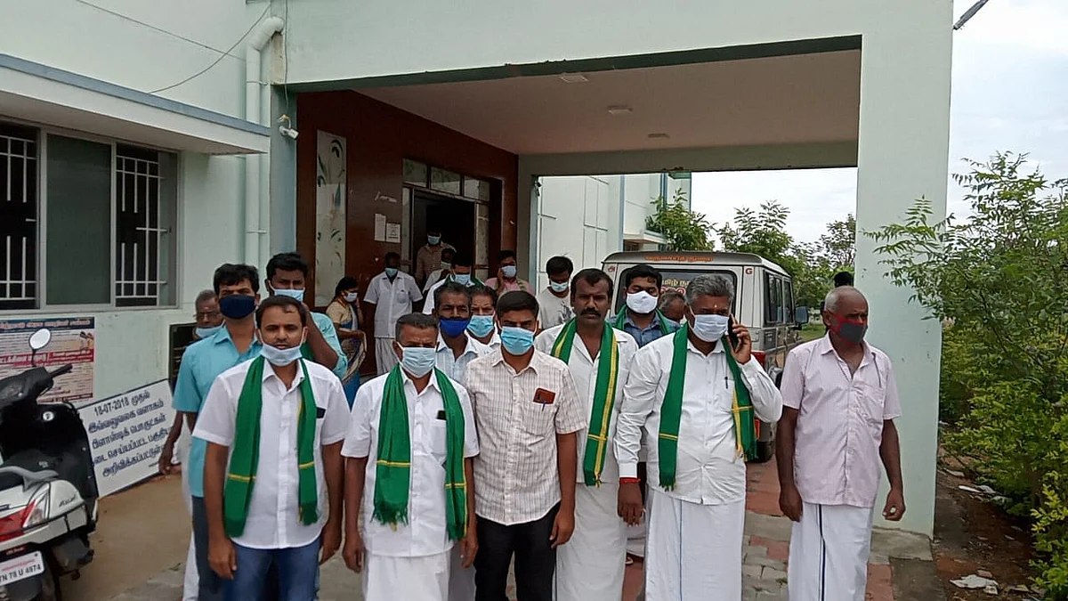 அதிகாரிகளிடம் மனு