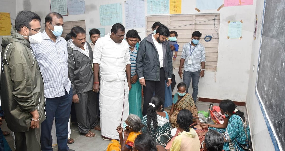 நாகையில் மழை வெள்ள பாதிப்பு! - பார்வையிட வந்த எம்.எல்.ஏ-வை முற்றுகையிட்ட பொதுமக்கள் 