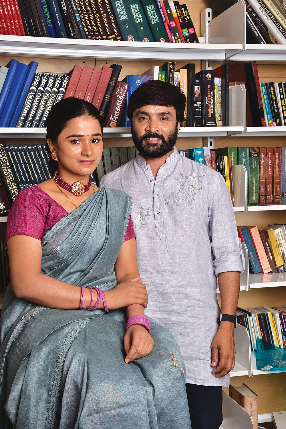 மனைவி கன்னிகாவுடன் சினேகன்
