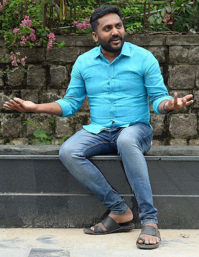 “விசா ஏஜென்சி நடத்துகிறாரா சீமான்?"