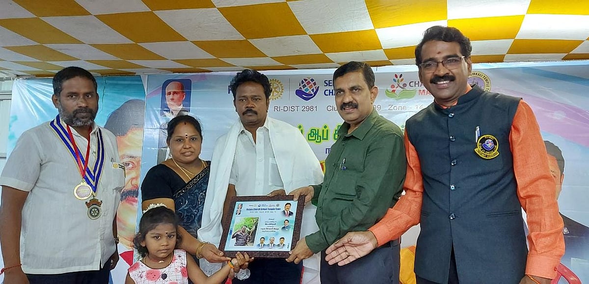 `வீட்டுக்குள் பாம்பா? கூப்பிடுங்க பாண்டியனை!' - 5,000 பாம்புகளைப் பிடித்த சீர்காழி இளைஞருக்கு விருது