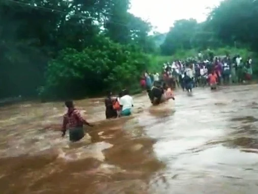 தொடர் மழை: தரைப்பாலத்தை மூழ்கடித்த காட்டாற்று வெள்ளம்! - தவிப்பில் கல்வராயன் மலைக்கிராம மக்கள்