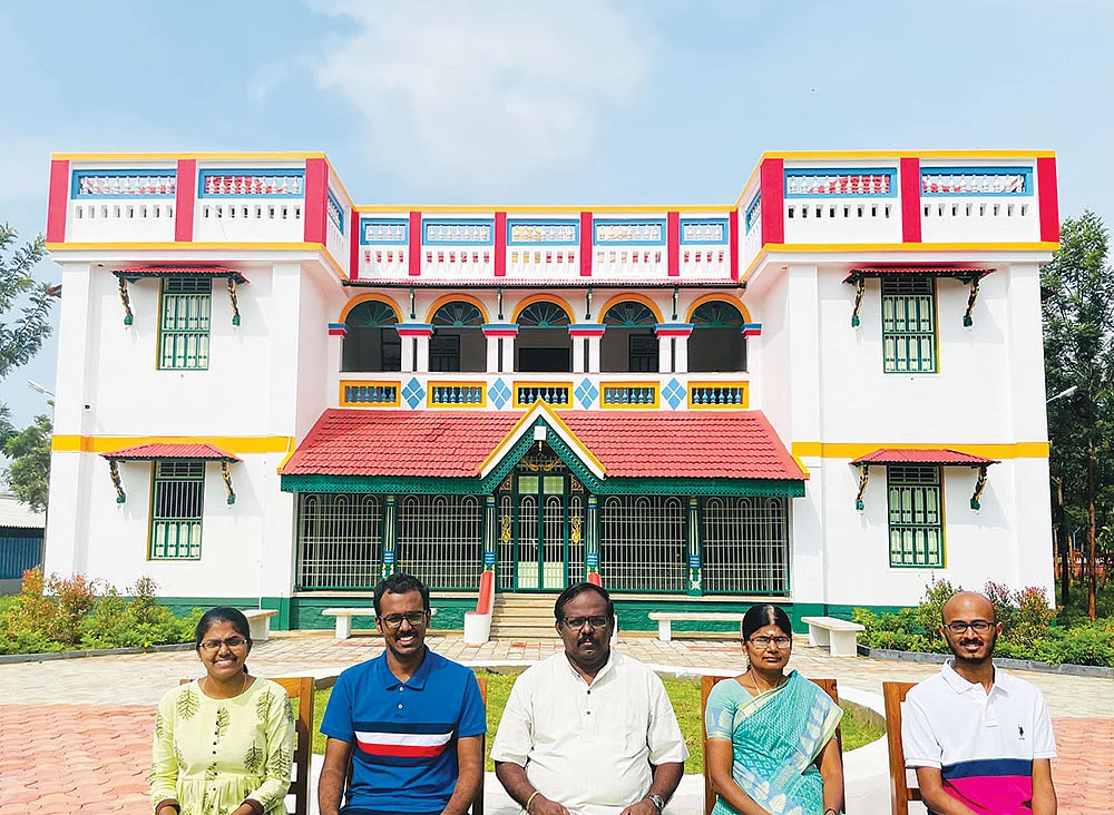 குடும்பத்தினருடன் அருண் முத்து