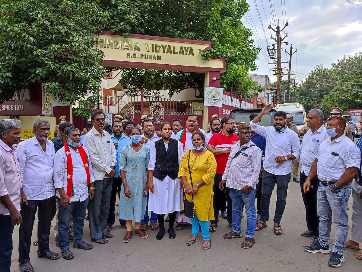 கோவை: `பள்ளியைவிட்டு விலகியும் டார்ச்சர்; மாணவிக்கு பாலியல் தொல்லை கொடுத்த ஆசிரியர் கைது!' | kovai police arrested a teacher who sexually harassed a schoolgirl in pocso act 2 முற்றுகை போராட்டம்
