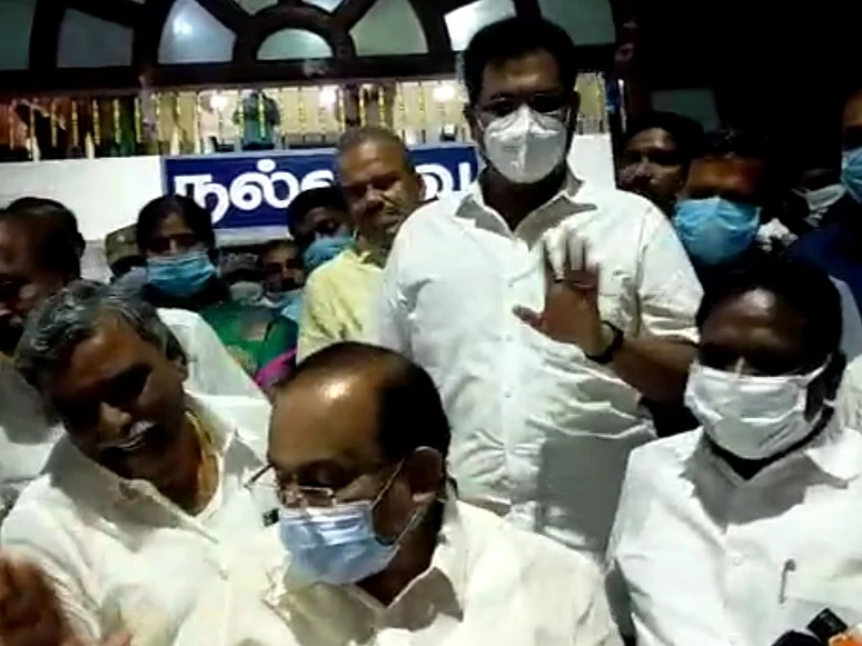 `கடுகடுத்த டி.ஆர்.பி.ராஜா; சமாதானப்படுத்திய அமைச்சர்!' - பத்திரிகையாளர் சந்திப்பில் நடந்தது என்ன?