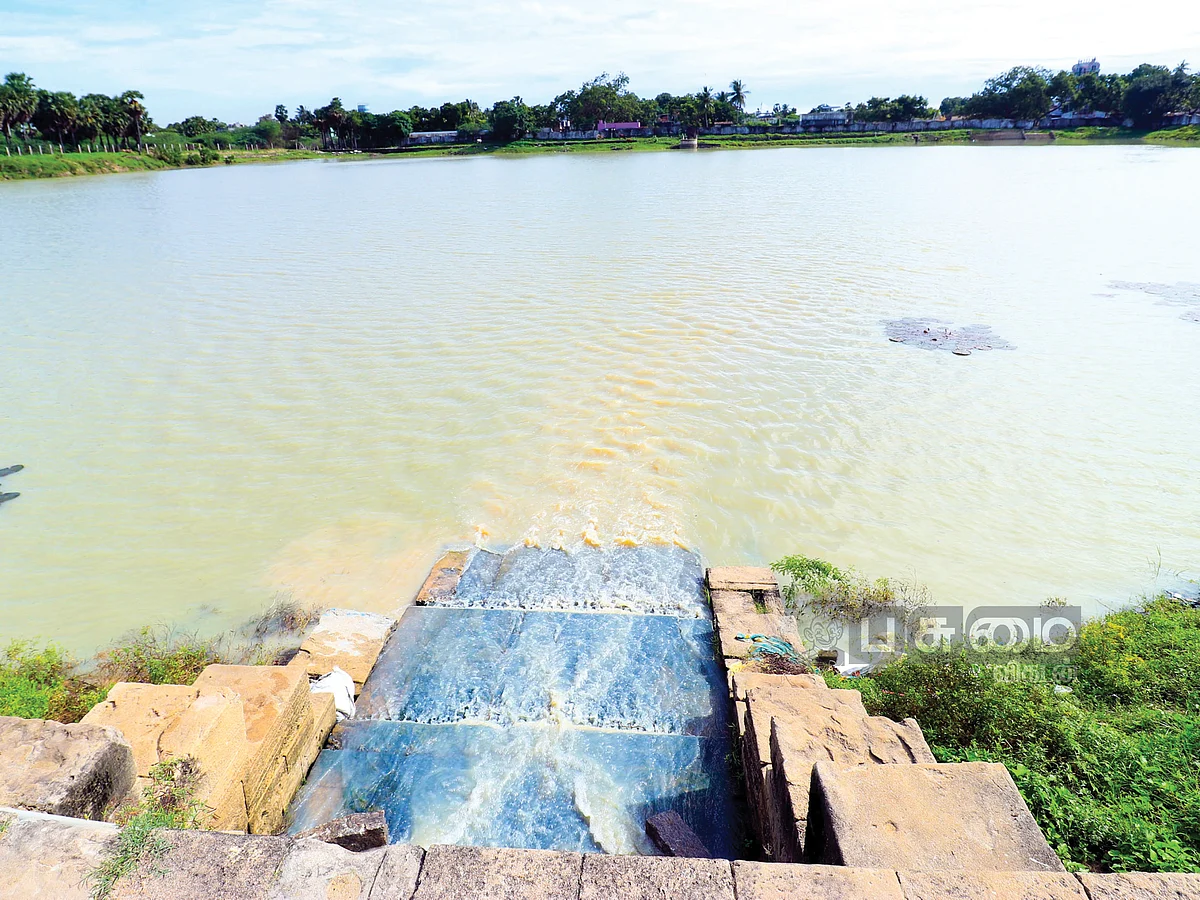 கடலுக்குப் பாய்ந்த மழைநீர்?மடைமாற்றிய திருப்புல்லாணி!