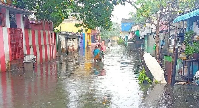 குடியிருப்புகளை சூழ்ந்துள்ள மழைநீர் - கன்சால்பேட்டை