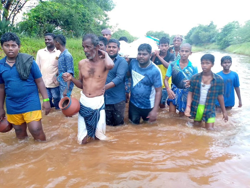 கரூர்: ஆற்றைக் கடந்து சுடுகாட்டுக்கு இறுதிப் பயணம்! - புலம்பும் மக்கள்