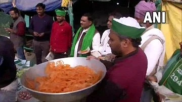 கொண்டாட்டத்தில் டெல்லி விவசாயிகள்