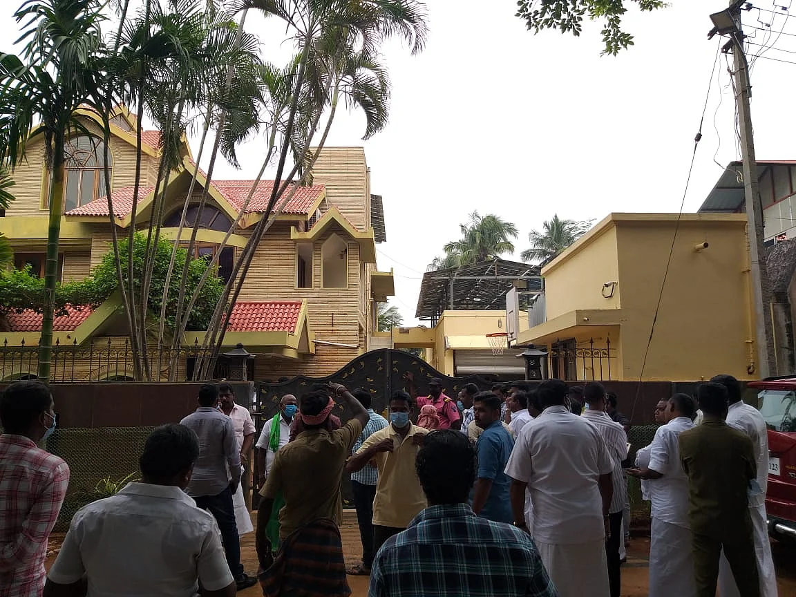 சசிகலா தங்கியிருக்கும் வீட்டின் முன்பு திரண்டுள்ள ஆதரவாளர்கள்