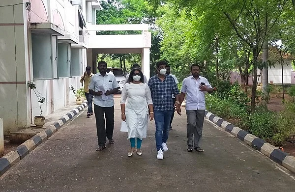 டி.ஐ.ஜி அலுவலகத்தில் புகார் அளித்துவிட்டு வெளியே வரும் ஷர்மிளா