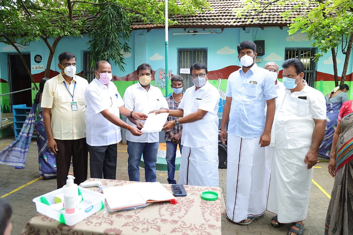 உறுதிமொழி சான்றிதழை வழங்கும் எம்.எல்.ஏ