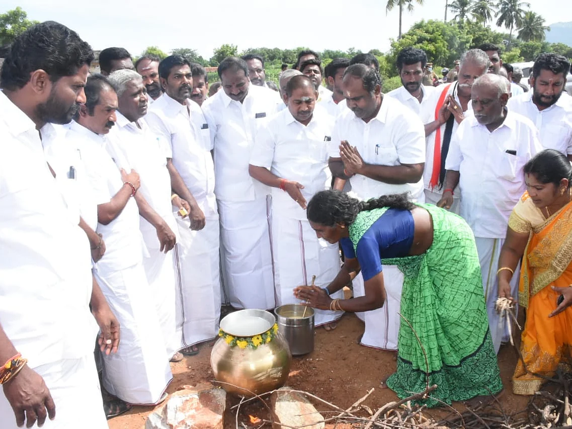 `இது எங்களோட வெற்றி!'- 58-ம் கால்வாயில் 58 பானை பொங்கல் வைத்து வைகை நீரை வரவேற்ற அதிமுகவினர்