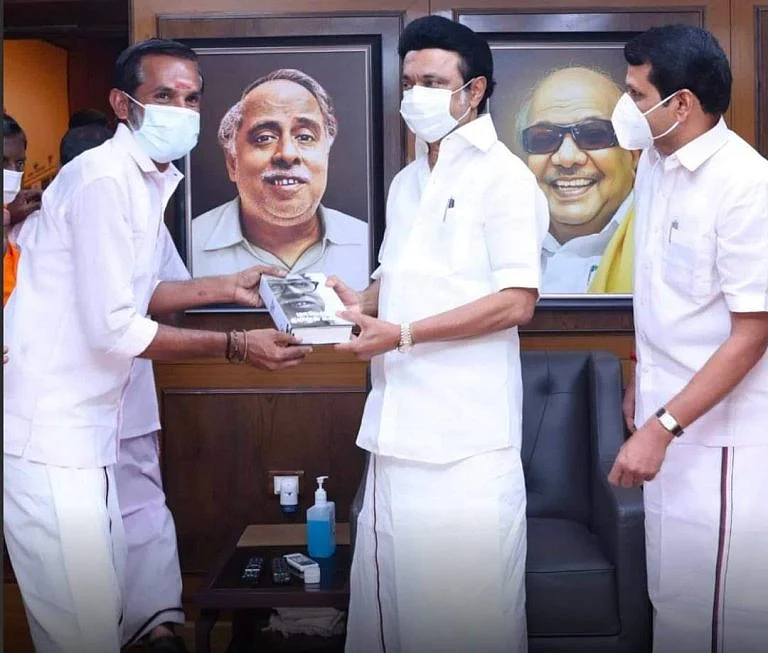 சர்ச்சையைக் கிளப்பிய ஸ்டாலின் விசிட்; காங்கிரஸ் புள்ளியின் காலில் விழுந்த நயினார் -கழுகார் அப்டேட்ஸ்