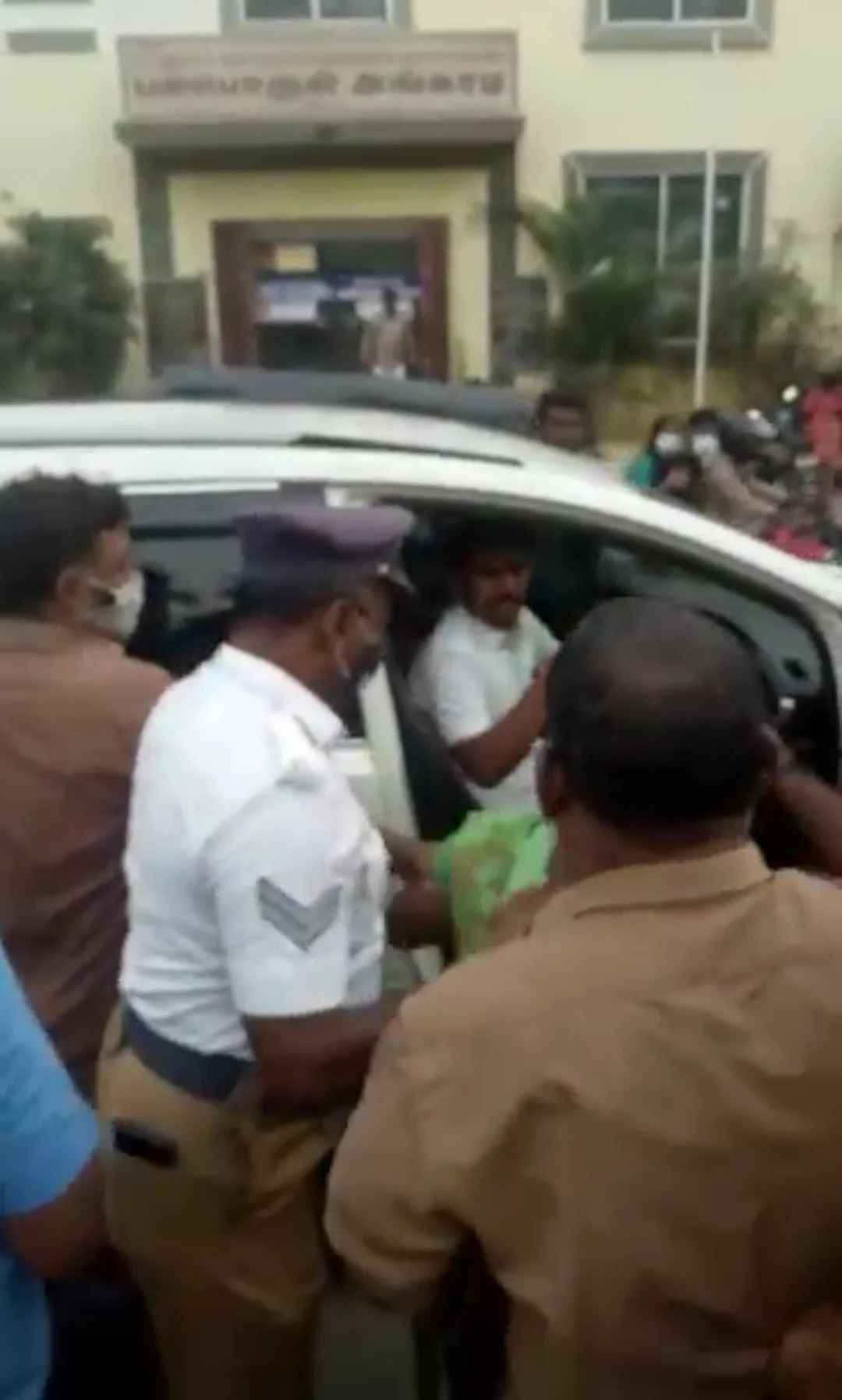 தாக்குதல் நடத்திய கார் டிரைவர்