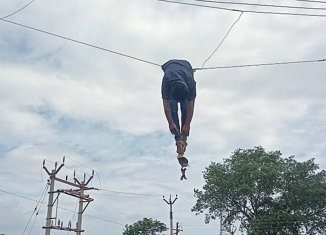 `வேகமாக மோதிக்கொண்ட கார் - பைக்; தூக்கியடிக்கப்பட்டு மின்கம்பத்தில் சிக்கி உயிரிழந்த இளைஞர்!'