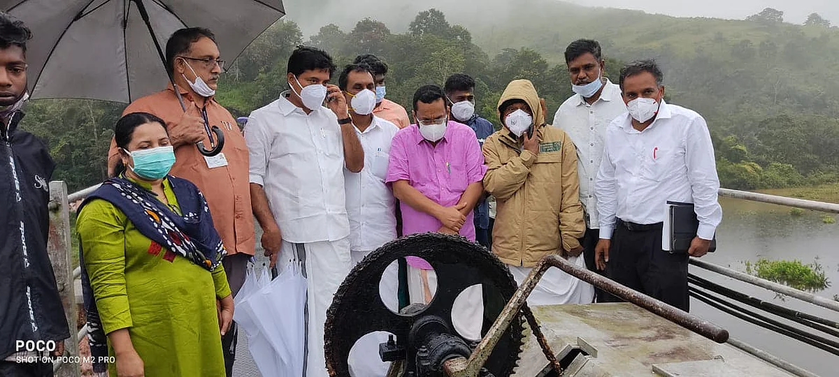 அணை திறக்கும்போது கேரள அமைச்சர், அதிகாரிகள்