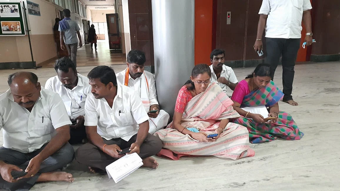 போராட்டத்தில் ஈடுபடும் ஜோதிமணி