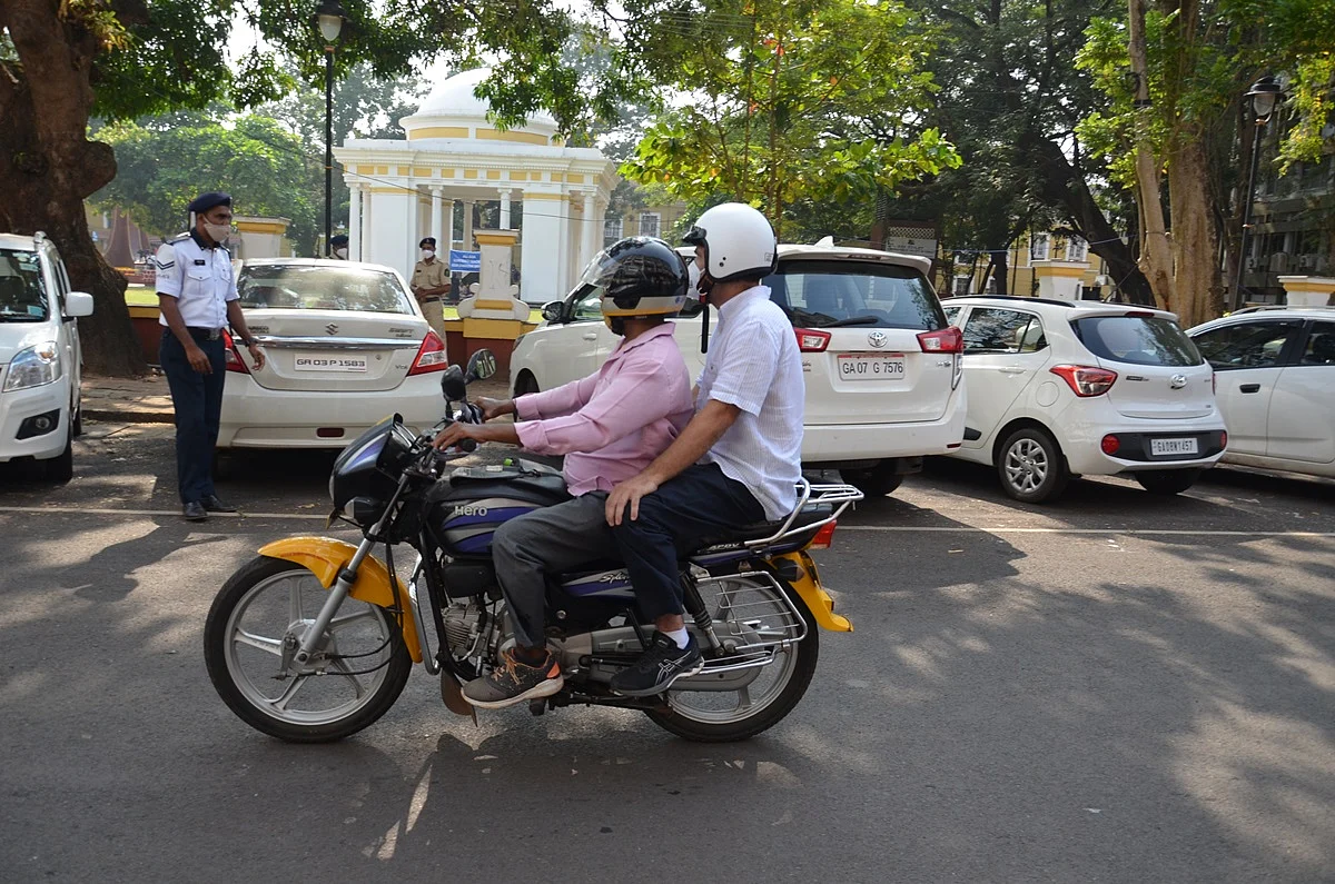 ராகுல் காந்தி - டூவிலட் டாக்ஸியில்...