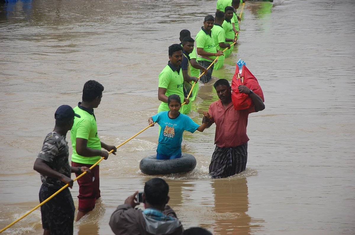 கயிறு கட்டி மீட்கும் மீட்பு படையினர்