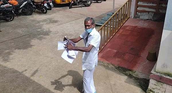 மனுவைக் கிழித்து வீசும் குருமூர்த்தி