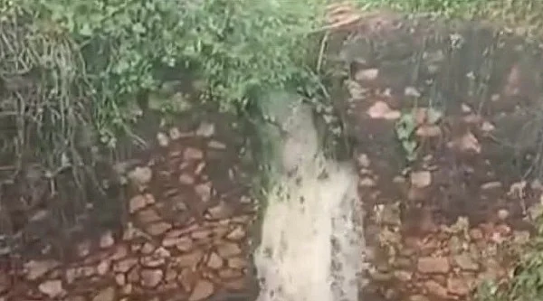 கிணற்றின் உள்ளே செல்லும் தண்ணீர்