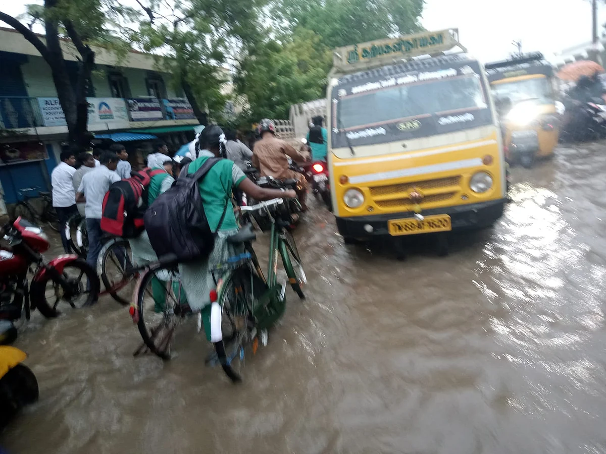 தூத்துக்குடி: தொடர் கனமழை; தாமதமான விடுமுறை அறிவிப்பு - இன்னலுக்குள்ளான மாணவர்கள்!