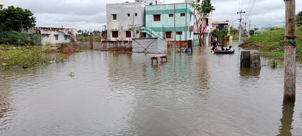 திருச்சி: குடியிருப்பு பகுதிகளைச் சூழ்ந்த மழை வெள்ளம் - மீட்புப் பணிகள் தீவிரம்!
