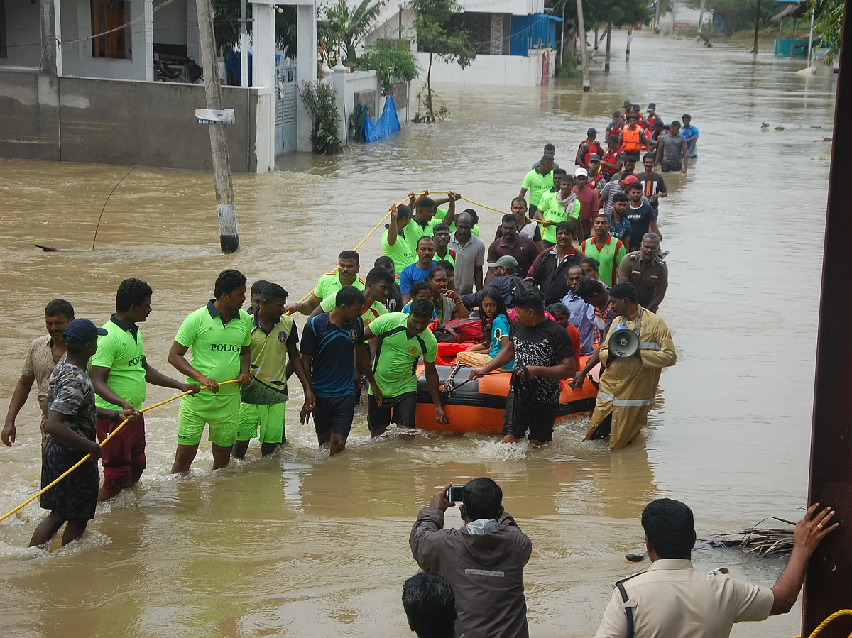 ரப்பர் படகுகள் மூலம் மீட்கும் மீட்பு படையினர்