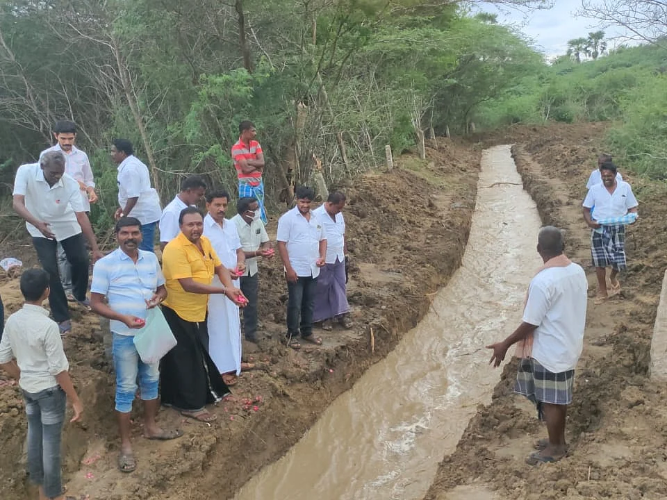 தண்ணீரை வரவேற்ற விவசாயிகள்