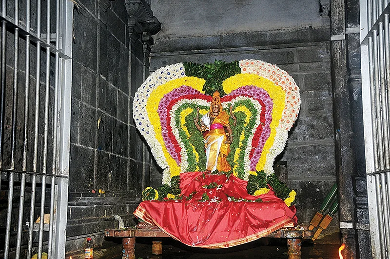 ஆணாகிப் பெண்ணாகி
நின்றான் அவன்!