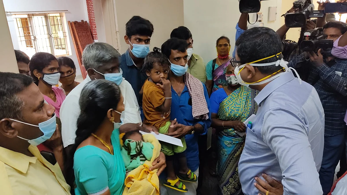 மாவட்ட ஆட்சியரிடம் புகார் கூறும் உறவினர்கள்