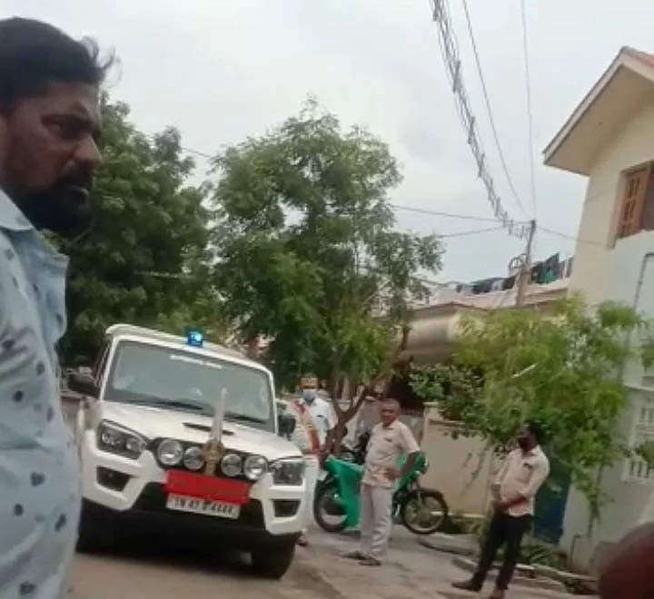 தங்கராஜ் வீட்டருகே ஆட்சியர் கார்