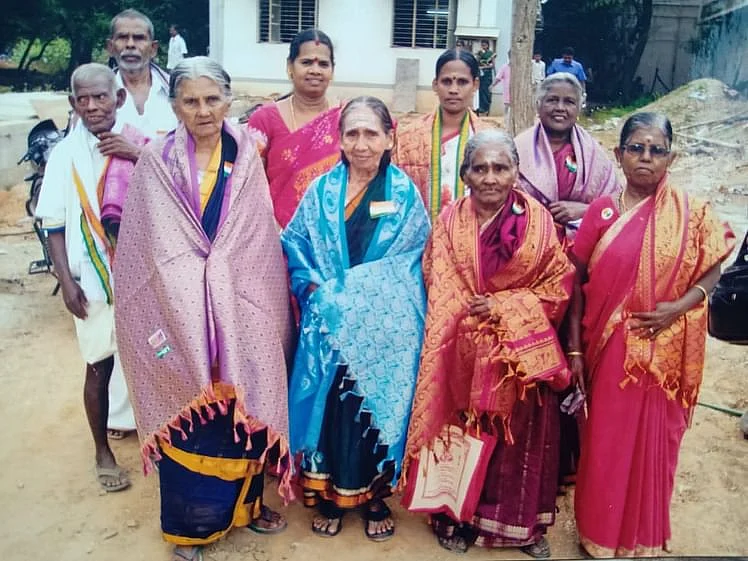 தியாகிகளின் வாரிசுகளுடன் இந்திரா