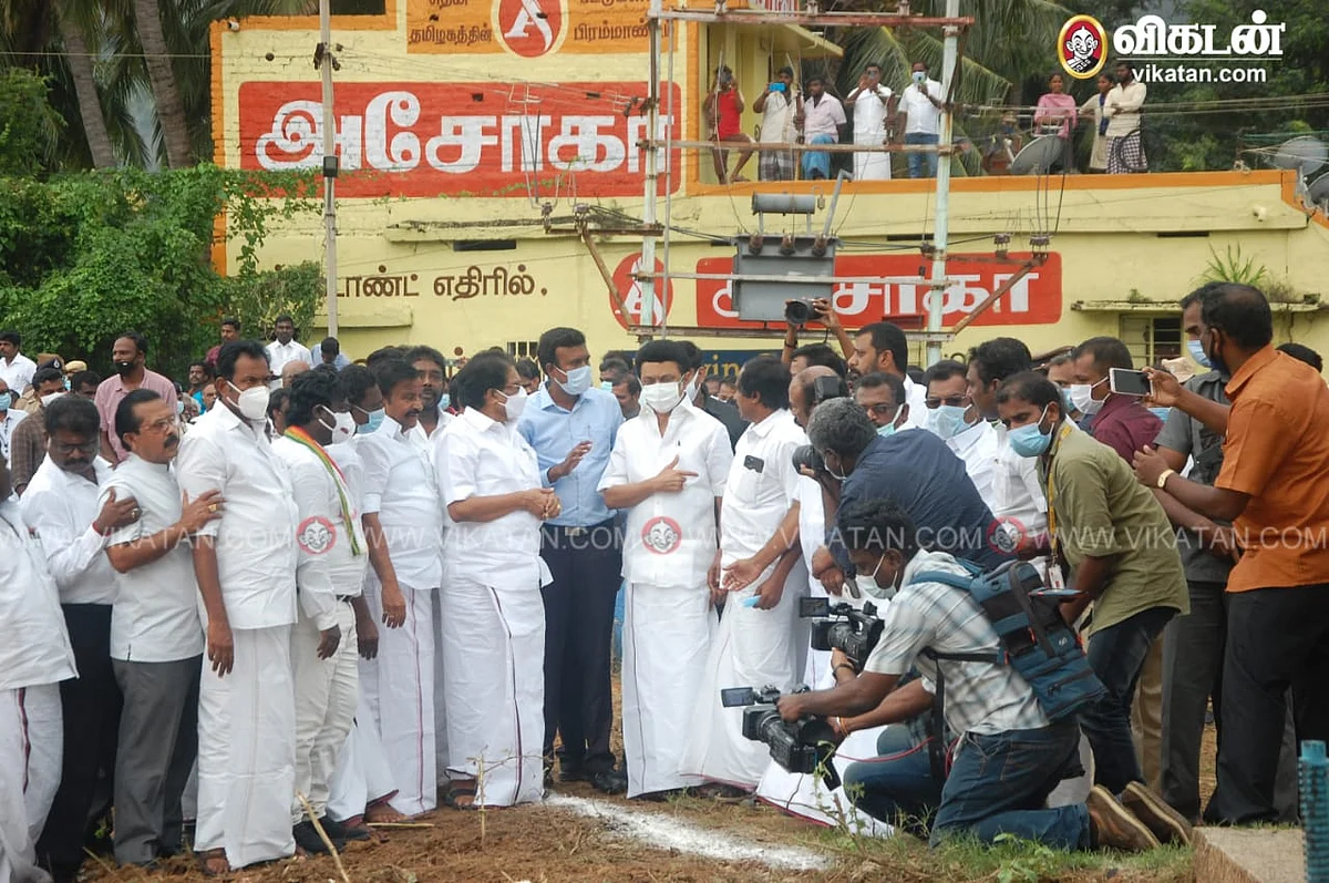 சர்ச்சையைக் கிளப்பிய ஸ்டாலின் விசிட்; காங்கிரஸ் புள்ளியின் காலில் விழுந்த நயினார் -கழுகார் அப்டேட்ஸ்
