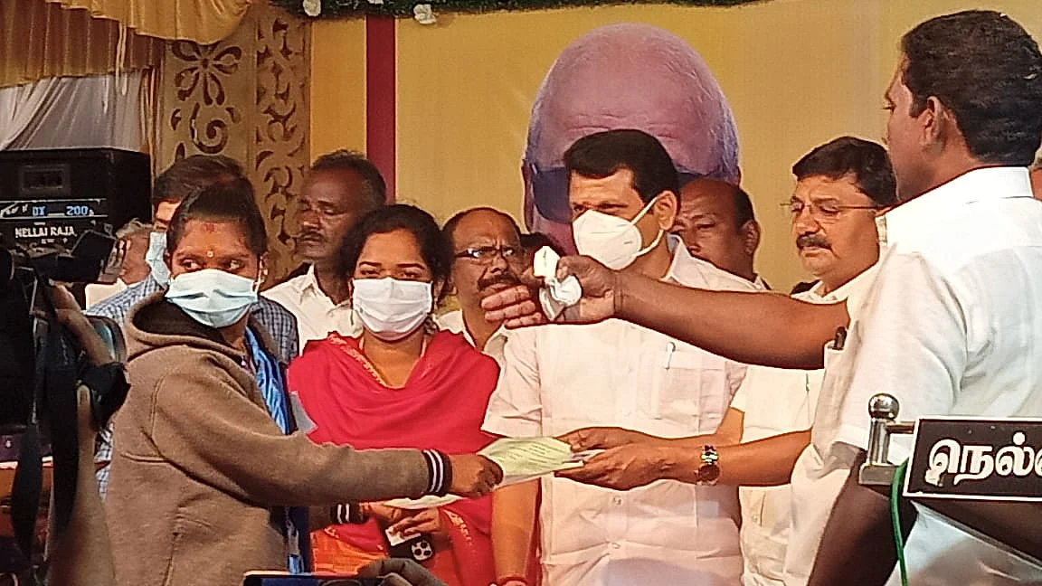 காடர் பழங்குடி மக்களுக்கு பட்டா வழங்கும் அமைச்சர்