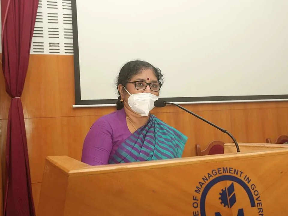 ``பெண் ஆசிரியர்களுக்கு புடவை என்பது கட்டாயமில்லை!" - கேரள உயர்கல்வித் துறை அமைச்சர்