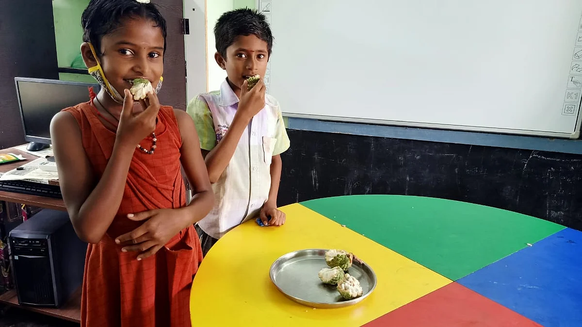 பழத்தை உண்ணும் மாணவர்கள்