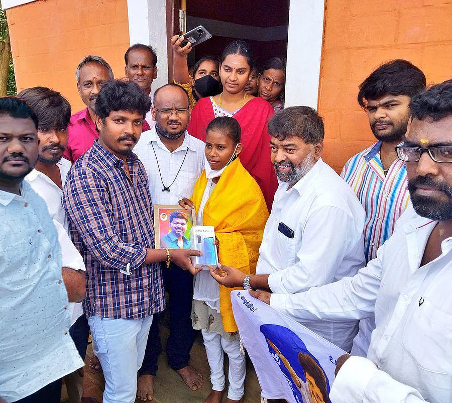 விஜய் மக்கள் இயக்கத்தினர்