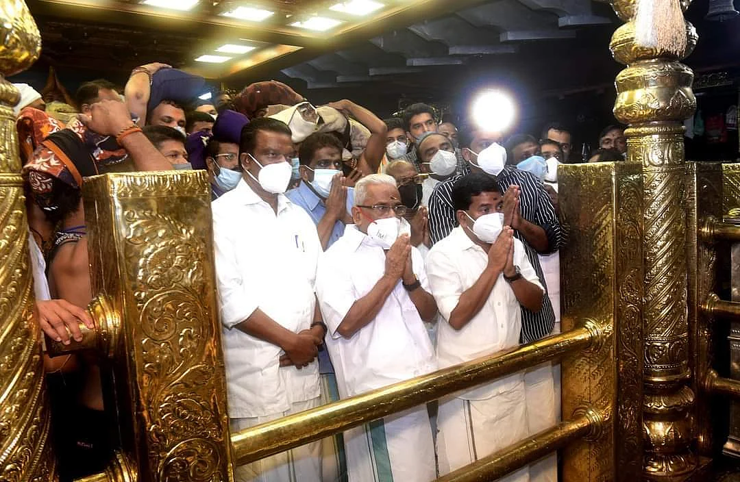 சபரிமலையில் தேவசம்போர்டு அமைச்சர் ராதாகிருஷ்ணன் சாமி தரிசனம் செய்தார்