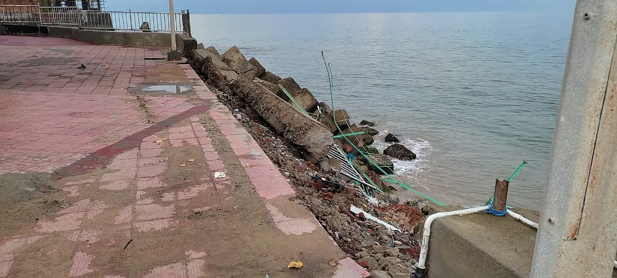 இடிந்து விழுந்த தடுப்புச்சுவர்